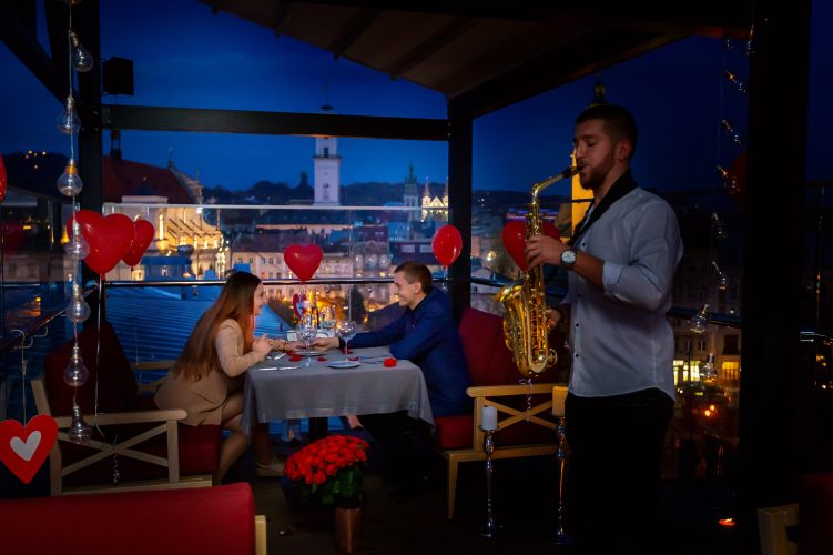 Романтическое свидание на террасе ресторана