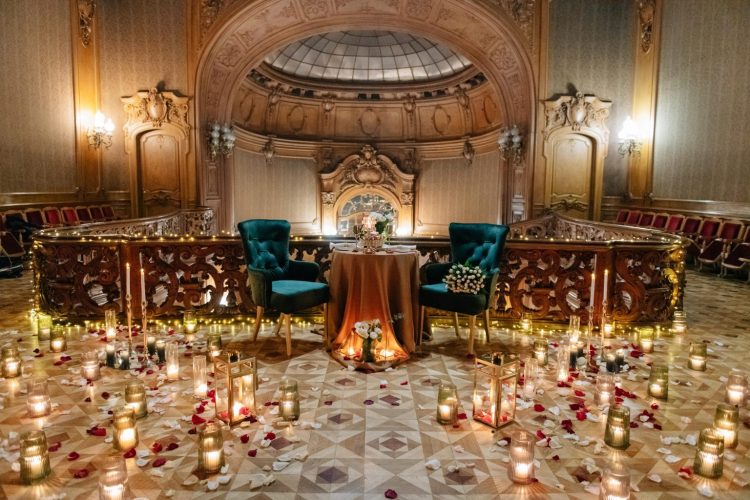 Вишукане побачення на балконі Будинку Вчених