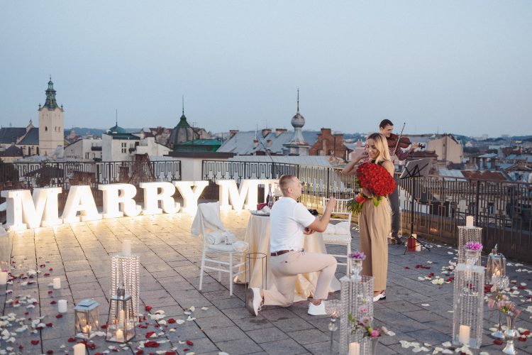 Романтичне освідчення на даху у Львові