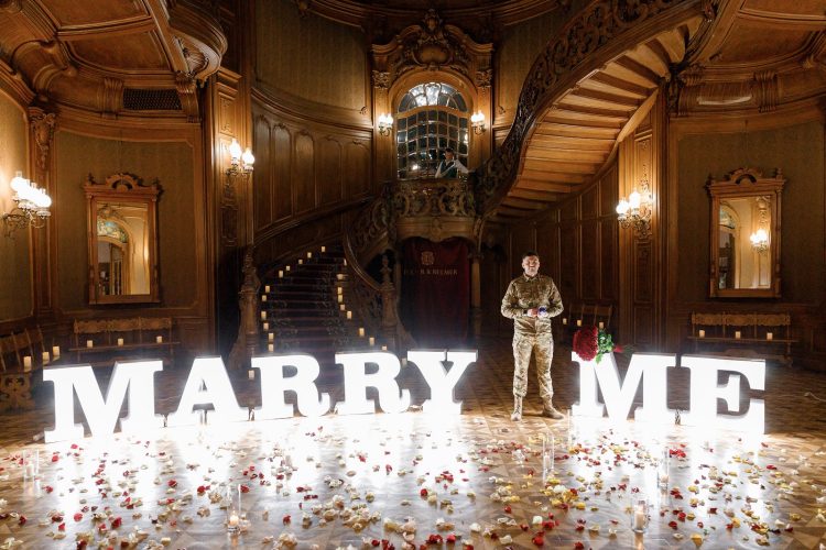 Розкішне освідчення в холі Будинку Вчених