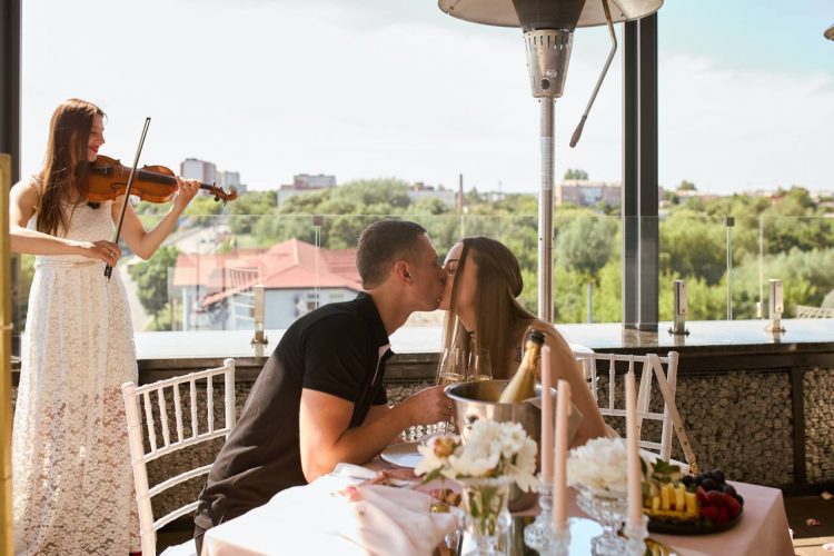 Освідчення на терасі ресторану в Луцьку