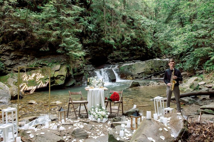 Романтичне освідчення біля водоспаду в Яремче