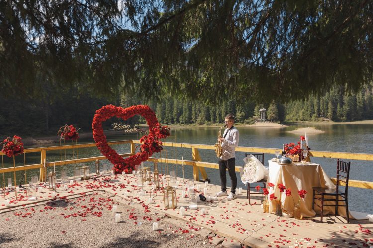 Пропозиція руки і серця на озері Синевир