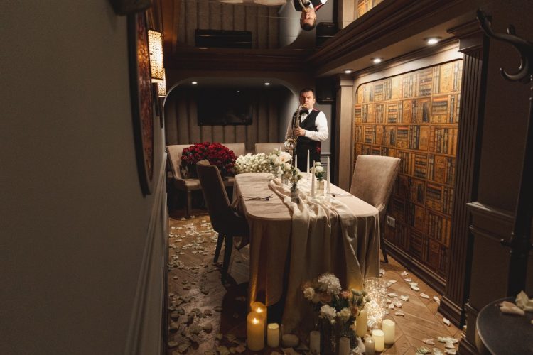 Загадкове побачення в секретній кімнаті