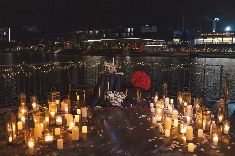 Романтичне побачення на пірсі біля озера в Emily resort