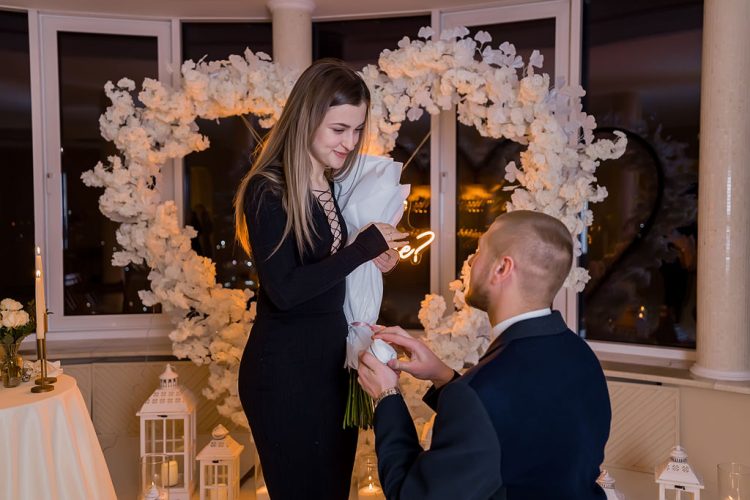 Ніжне освідчення у панорамному залі з видом на Київ