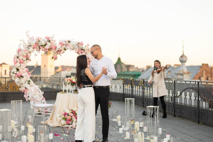 Романтичне побачення на даху у Львові