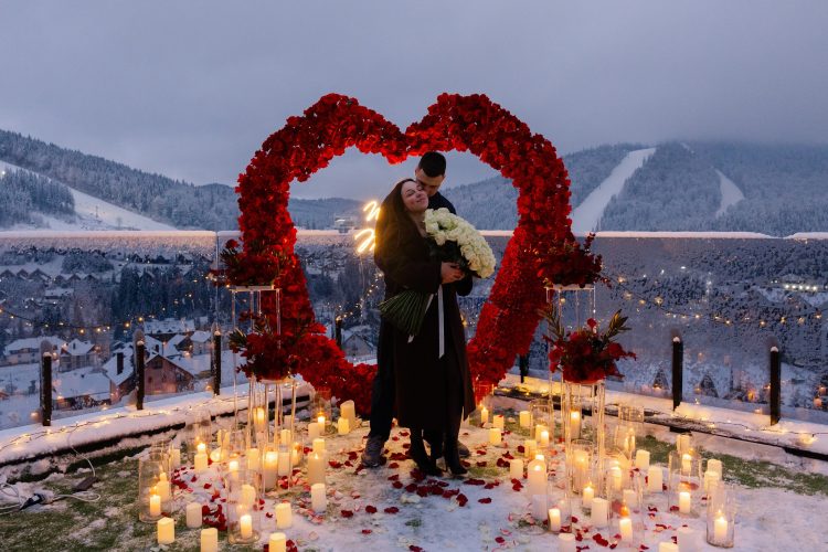 Романтичне освідчення на терасі в Буковелі