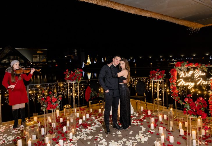 Романтичне освідчення на терасі біля озера в Emily resort