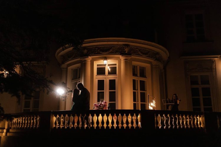 Ніжне освідчення на території розкішного маєтку у Львові