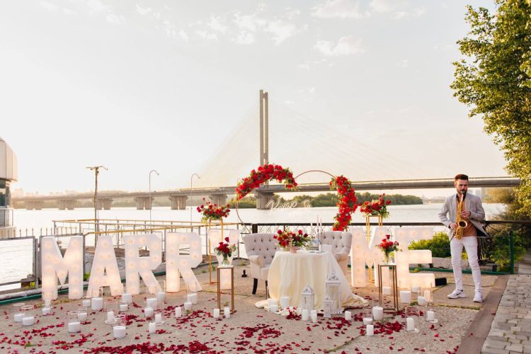 Неймовірне освідчення на березі Дніпра в Києві