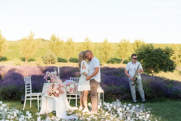 Романтичне побачення в лавандових полях
