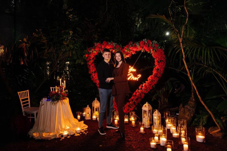 Романтичне побачення в оранжереї в Києві