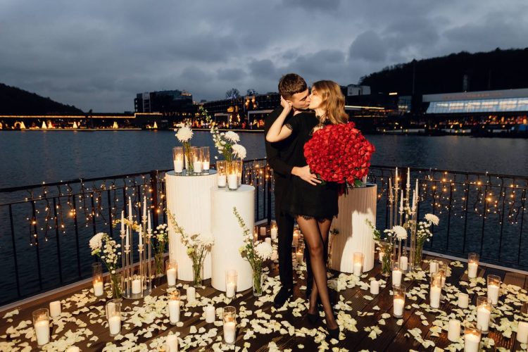 Романтичне побачення на пірсі біля озера в Emily resort