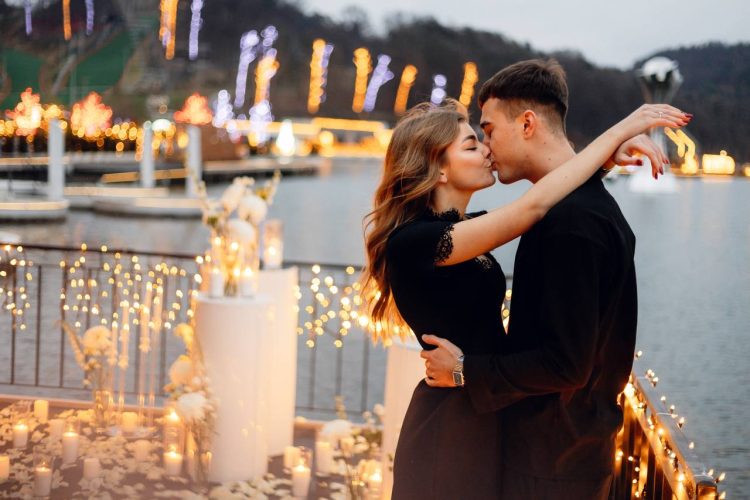 Романтичне освідчення на терасі біля озера в Emily resort